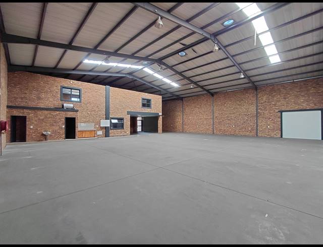 630M² WAREHOUSE TO LET IN BRENTWOOD PARK